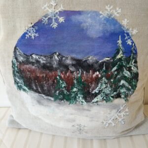 Ručne maľovaná povliečka na vankúšik s motívom Zasnežené hory.