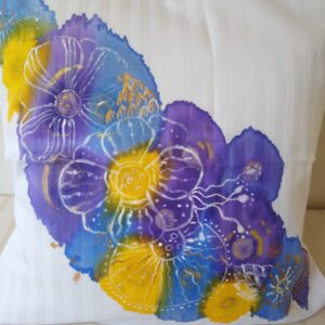 Ručne maľovaná povliečka na vankúš s motívom Modrofialové kvety.